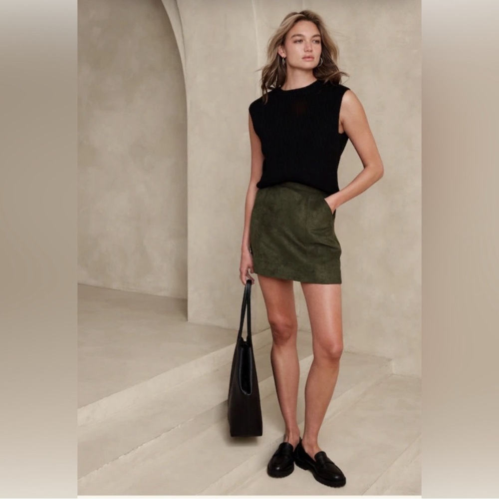 Banana Republic Factory green vegan Faux suede Mini Skirt size 2 NWT